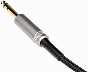 Denon AH-D9200 hovedtelefoner i sort og guld, sort flettet kabel, 3,5 mm jackstik, set fra siden, lagt fladt ned