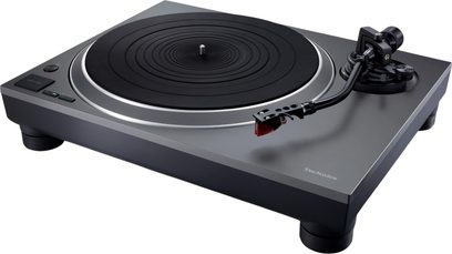 Грамофон Technics SL-1500CS в антрацитено сиво, изглед от три четвърти, с черна платерна плоча и S-образно рамо с червена доза
