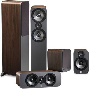 Sada reproduktorů Q Acoustics 3050 + 3010 ořech, složená ze 3 sloupových a 2 regálových reproduktorů z tmavého dřeva s černými reproduktory