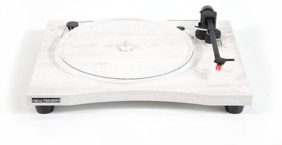Toca-discos New Horizon 129 branco, vista superior, braço de leitura preto, prato transparente, chassi branco de madeira