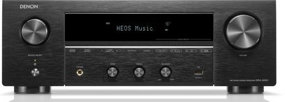 Juoda Denon DRA-900H stereo stiprintuvo priekinė dalis su LCD ekranu, daugybe valdymo mygtukų ir rankenėlių