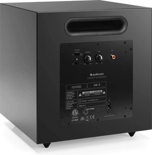 Audio Pro SW-5 Subwoofer in Schwarz, Dreiviertel-Rückansicht mit länglicher Bassreflexöffnung, Reglern und Anschlüssen