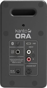 Kanto ORA mat sort, trådløs højttaler med rektangulært kabinet i mat plast, nærbillede af bagsiden med aflangt øvre udluftningshul og tilslutningspanel med Bluetooth-knap, USB-port, RCA L/R-indgange, sub out-udgange, speaker out og strømtilslutning