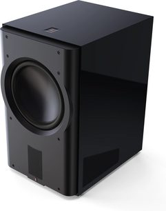 Subwoofer Perlisten D215s čierny lakovaný, pohľad z uhla, predná strana s kruhovým reproduktorom, mriežkami a hladkými bočnými panelmi