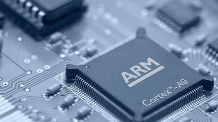 Nærbilde av en ARM Cortex-A9 elektronisk brikke på et kretskort, med andre utydelige elektroniske komponenter i bakgrunnen