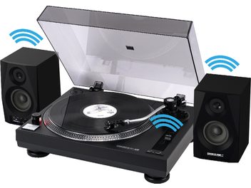 Czarny gramofon Reloop RT-1 BT z przezroczystą pokrywą oraz bezprzewodowe stereofoniczne głośniki DSM3 BT po obu stronach