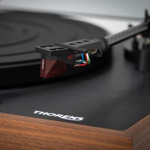 Giradischi Thorens TD 402 DD OAK 2R, vista ravvicinata del braccio con testina Ortofon 2M rossa e finitura in legno