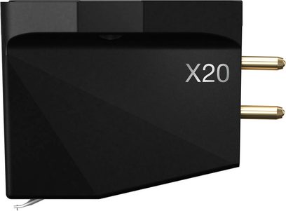 Ortofon MC X20 siyah fonokartrij, mat siyah metalik görünüm ve açılı yüzeylere sahip kasa, arkada iki altın renkli bağlantı pimi ve altta uzanan gümüş renkli bir kantilever ile yan görüntü
