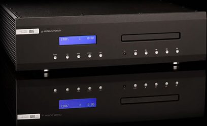 Musical Fidelity M6CD sort CD-afspiller, frontvisning, blå displays, knapper og åbninger til kompaktdiske