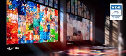 VDE Micro RGB-tv foran farvede glasmosaikvinduer, sammenligning af indendørs visning med lysreflekser