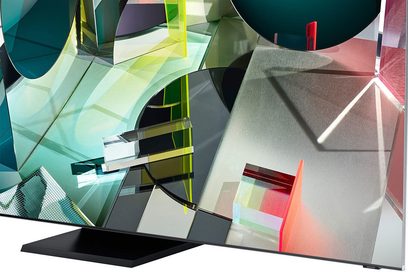 Samsung QE65Q950TS-tv, der viser farverige og abstrakte geometriske former på skærmen, set fra en trekvart bagudvendt vinkel
