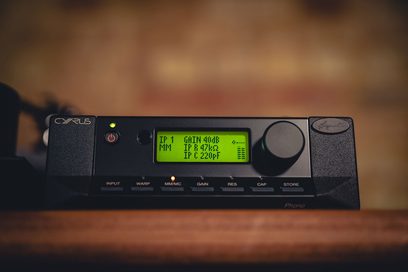 Cyrus Phono Signature fonogramų įrenginio priekinis vaizdas, žalias ekranas rodo "TP.1 GAIN 40dB IP:47kΩ IP:220pF", sukamasis rankenėlė