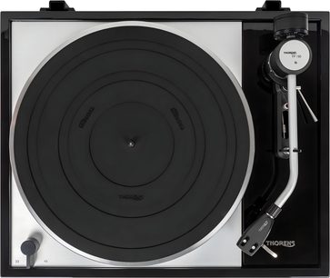 Thorens TD 150 fekete lakkos lemezjátszó, felülről látható, nyitott fedéllel, lemezolvasó karral és fejjel, lemeztálcával