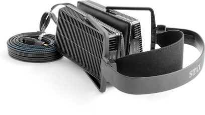 Åben STAX Lambda SR-L300 hi-fi hovedtelefon i sort, set fra en trekvartvinkel forfra med kabel og dedikeret forstærker