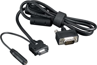 Sort VGA-kabel og sort VGA-til-HDMI-adapter tilsluttet en sort Optoma ML750e-videoprojektor