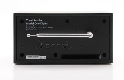 Černý stolní rádio z dřeva a plastu, zadní pohled, kovová teleskopická anténa, porty AUX a USB, vstup 15V