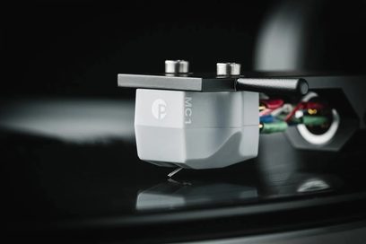 Cellula per giradischi hi-fi Pro-Ject Pick It MC1 grigio chiaro con logo visibile, vista laterale su sfondo nero