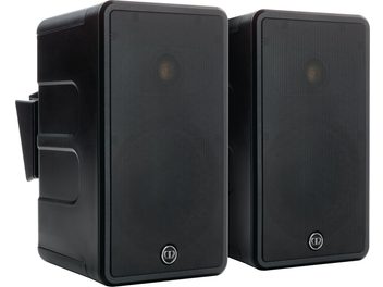 Dos altavoces de exterior negros Monitor Audio Climate 60 vistos de frente, con rejillas metálicas