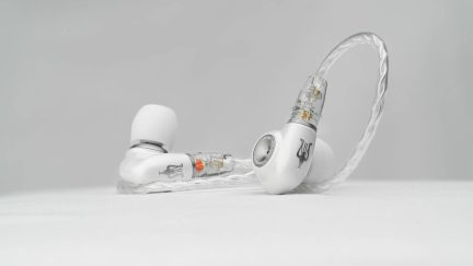 Valkoiset in-ear-kuulokkeet silikonisilla korvatyynyillä, läpinäkyvät kierretyt kaapelit, musta logo, sivukuva
