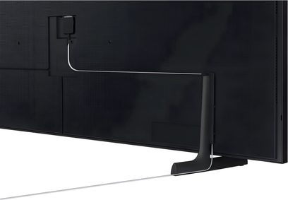 Samsung The Frame TQ55LS03HA set bagfra i sort med central fod og synligt tyndt kabel