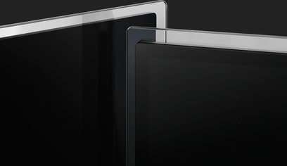 Panasonic TX-55FX780 svart TV, sett forfra og fra siden, avslått skjerm, smal sølvfarget ramme, sentralt metallstativ
