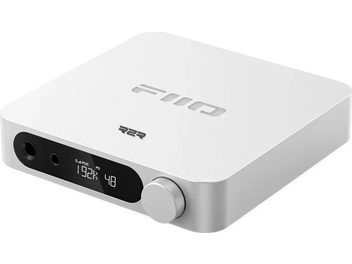 Προενισχυτής ακουστικών FiiO K11 R2R ασημί, λήψη τριών τετάρτων με μπροστινή οθόνη, υποδοχές ακουστικών και περιστροφικό ρυθμιστή έντασης