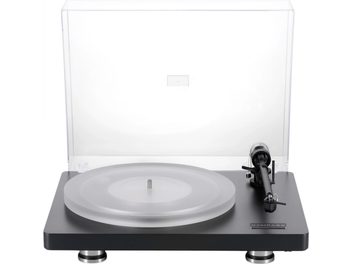 Giradischi hi-fi ClearAudio Compass nero, vista frontale, base nera opaca, piatto circolare traslucido in acrilico, braccio di lettura dritto nero a destra, coperchio antipolvere trasparente sollevato
