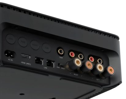Sort bagside på lydforstærker med HDMI ARC, LAN-port, subwooferindgang og RCA-terminaler venstre højre