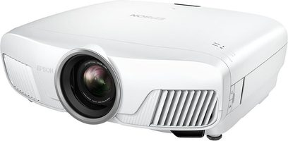 Vidéoprojecteur Epson EH-TW7300 blanc, vue de face légèrement de côté, objectif à gauche, grilles d'aération à droite