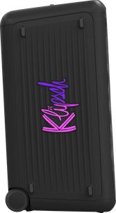 Φορητό ηχείο Bluetooth Klipsch Miami, πλευρική όψη, μαύρη υφή με κάθετες αυλακώσεις, λογότυπο σε μοβ και ροζ, κάτω αριστερή γωνία εξοπλισμένη με μαύρο κυκλικό τροχό