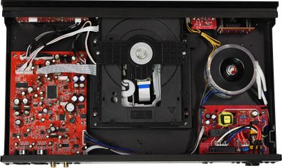 Advance Paris X-CD9 sort CD-afspiller, frontvisning af indersiden, røde elektroniske kredsløb og elektroniske komponenter