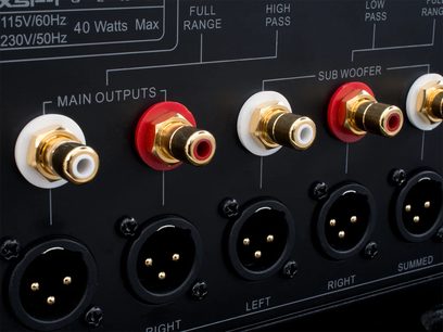 Bagpanel på en Emotiva XSP-1 forstærker med forgyldte og forsølvede RCA-stik, XLR-stik og tænd/sluk-knap