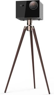Podpora pro videoprojektor Valerion WTS-01 Walnut Tripod Stand, pohled zepředu, stativ z ořechového dřeva v hnědé barvě s kovovou saténovou hlavicí a černou lesklou krychlovou hlavou vybavenou kruhovou čočkou