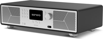 Sonoro Avaton, matta grafiit- ja hõbedavärviga hi-fi süsteem, metallist esipaneel diagonaalsete võredekaitsetega, keskel ekraan, 3/4-esine vaade