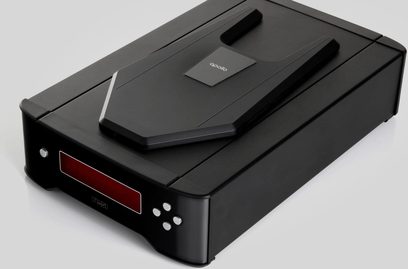 Rega APOLLO CDP sort CD-afspiller, 3/4 forvisning fra øverste højre hjørne, frontpanel med display og knap, lukket låg
