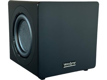 Velodyne MiniVee X subwoofer, vinklad vy, svart kubformad låda, cirkulär högtalare på vänster sida