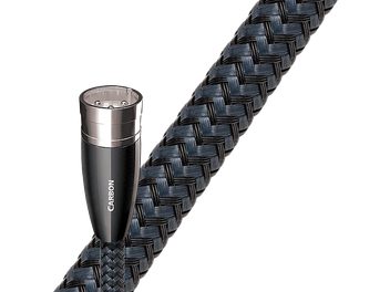 Digitales Audiokabel Audioquest Carbon AES/EBU, versilberte XLR-Steckerbuchse, schwarze geflochtene Ummantelung, Nahaufnahme eines Endes des 5 Meter langen Kabels