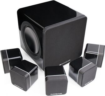 Cambridge Audio 215 sort system bestående af 5 kompakte sorte kubiske højttalere, set forfra i perspektiv på hvid baggrund