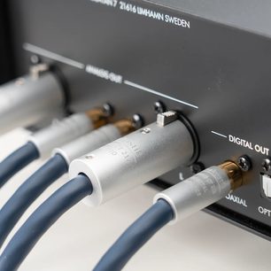 Detailní boční záběr na digitální koaxiální kabel Inakustik Connect 212 Digital RCA o délce 1,5 m s kovovými stříbrnými válcovými konektory a pružným tmavě modrým pláštěm.
