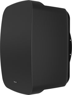 Diffusore da esterno Klipsch PSM-800-T nero con griglia frontale arrotondata visto di tre quarti con supporto a parete