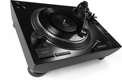 Hi-Fi vinylový přehrávač Reloop RP-7 v černé barvě z kovu a plastu, pohled ze tří čtvrtin, S-tvarové rameno, pitch fader, tlačítko Start/Stop
