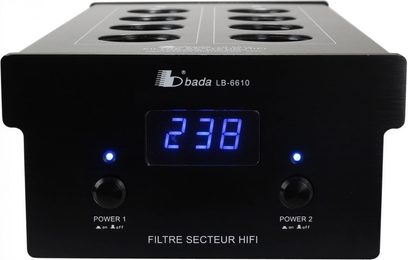 Multiprise Bada LB-6610 negra, vista frontal, con 8 tomas, pantalla LED "238" y 2 interruptores "POWER 1" y "POWER 2"