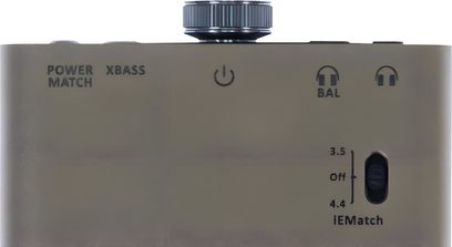 Tragbarer iFi Audio Hip DAC 3 Audio-Wandler von vorne, graues Gehäuse mit Tasten, Anschlüssen und technischen Beschriftungen