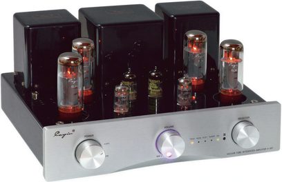 Zintegrowany wzmacniacz lampowy stereo Cayin A-50T, obudowa z błyszczącego czarnego metalu z frontem z matowanego srebrnego aluminium, trzy czarne, sześcienne transformatory z tyłu, liczne żarzące się cylindryczne lampy na górze oraz dwa duże, okrągłe pokrętła na froncie, widok z przedniego lewego narożnika