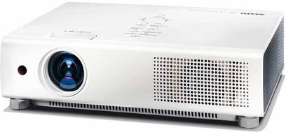Sanyo PLC-XU101 hvid videoprojektor set forfra, blåt objektiv, perforeret ventilationsgitter