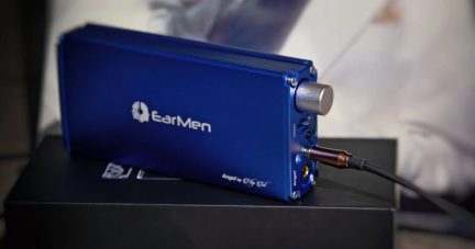 Amplificatore per cuffie portatile EarMen Angel blu, visto di tre quarti, con manopola del volume e cavo audio collegato