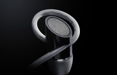 Sluchátka Bowers & Wilkins C5 v černé barvě, detailní pohled z pravého profilu, ukazující oblouk a náušník s kovovou mřížkou