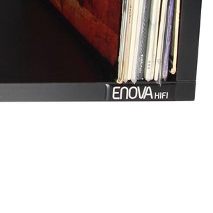 Enova HIFI Vinylboks 240 sort, nærbillede af etiketten på siden, med vinylplader arrangeret indeni