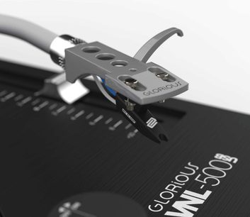 Sort Glorious VNL-500 USB pladespiller, nærbillede i fugleperspektiv af pickuppen og tonearmen med blåt kabel