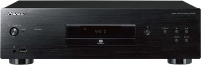 CD přehrávač Pioneer PD-30 černý, pohled zepředu, digitální displej „SACD“, tlačítka a konektory na čelním panelu, šířka 43 cm